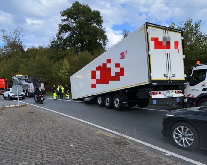 A661: Sattelauflieger löst sich von Zugmaschine an Anschlussstelle Langen
