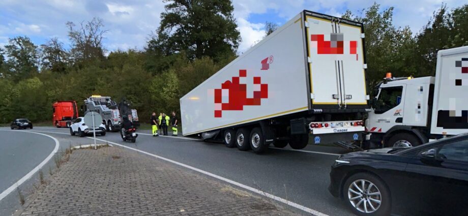 A661: Sattelauflieger löst sich von Zugmaschine an Anschlussstelle Langen A661: Sattelauflieger löst sich von Zugmaschine an Anschlussstelle Langen