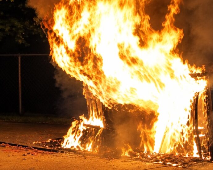Geräteschuppen an Kasseler Schule in Vollbrand