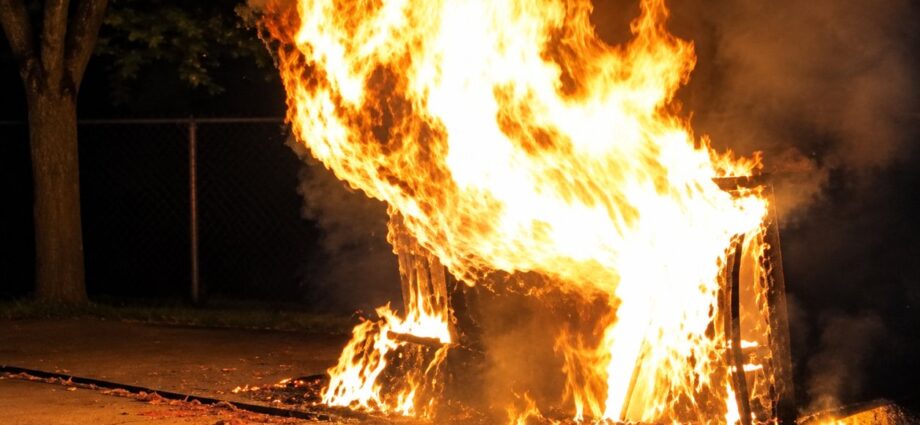 Geräteschuppen an Kasseler Schule in Vollbrand Geräteschuppen an Kasseler Schule in Vollbrand