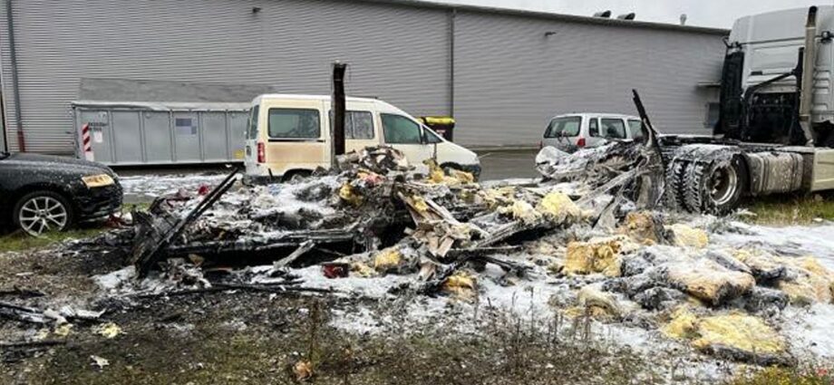 Brandstiftung? – Feuer zerstört Wohnwagen in Egelsbach