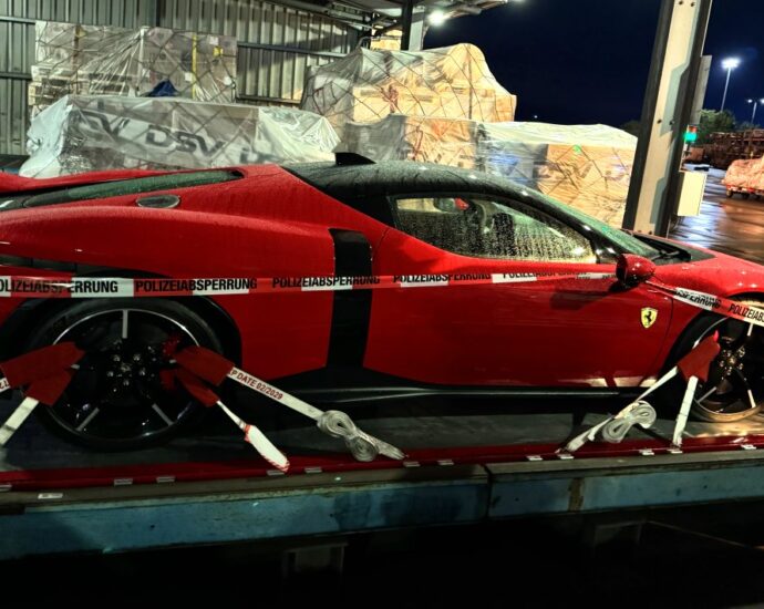 Auf dem Weg nach Mexiko: Zoll stoppt mutmaßlich gestohlenen Ferrari am Flughafen