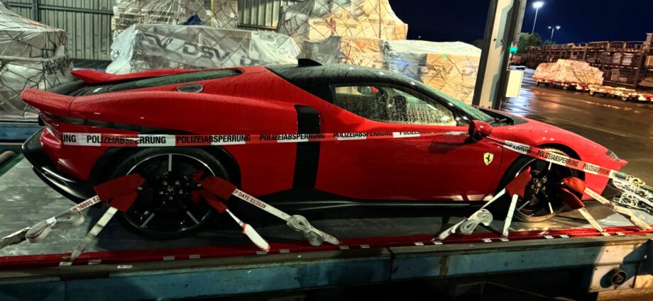 Auf dem Weg nach Mexiko: Zoll stoppt mutmaßlich gestohlenen Ferrari am Flughafen Auf dem Weg nach Mexiko: Zoll stoppt mutmaßlich gestohlenen Ferrari am Flughafen