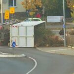 Erstmeldung: LKW im Kreisel in Hofgeismar umgekippt