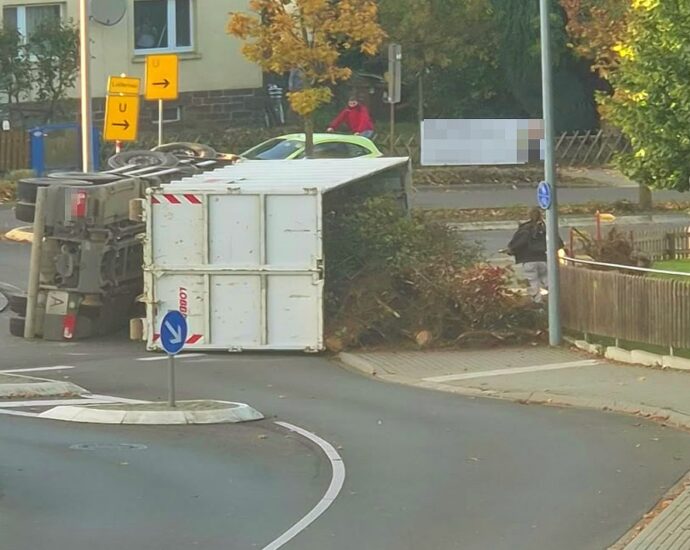 Erstmeldung: LKW im Kreisel in Hofgeismar umgekippt