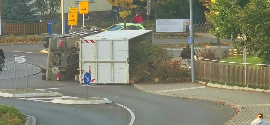 Erstmeldung: LKW im Kreisel in Hofgeismar umgekippt Erstmeldung: LKW im Kreisel in Hofgeismar umgekippt
