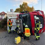 Unfall im Kreisel: Ersthelfer befreien Insassen aus umgekipptem LKW in Hofgeismar