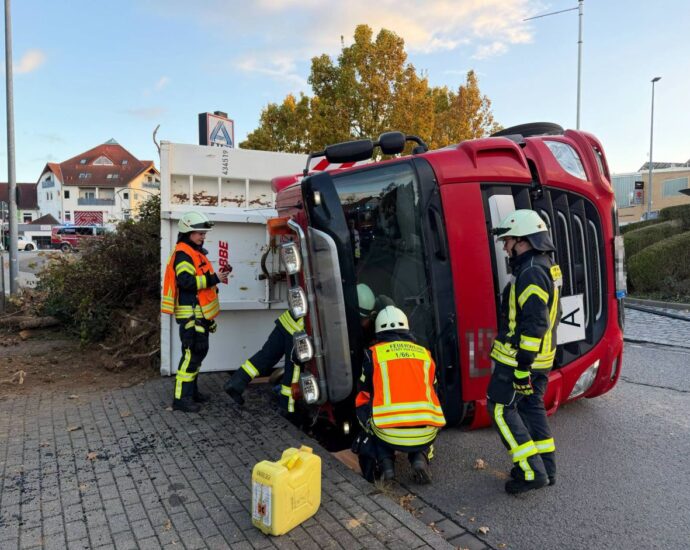 Unfall im Kreisel: Ersthelfer befreien Insassen aus umgekipptem LKW in Hofgeismar