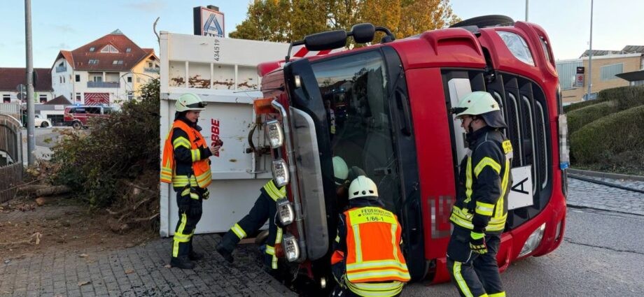 Unfall im Kreisel: Ersthelfer befreien Insassen aus umgekipptem LKW in Hofgeismar