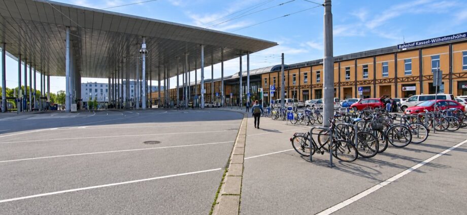 Auf die Wange geküsst: Unbekanntes Mädchen flüchtet am Willi-Bahnhof
