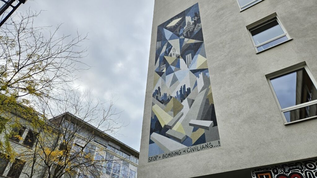 „Stop Bombing Civilians“: Wandgemälde in Kassel eingeweiht