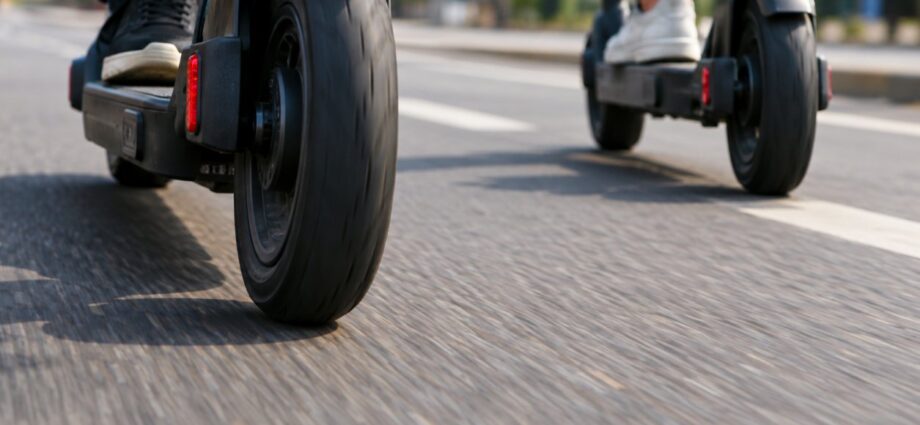 Südhessen: Polizei stoppt Jugendlichen auf E-Scooter mit 85 km/h Südhessen: Polizei stoppt Jugendlichen auf E-Scooter mit 85 km/h