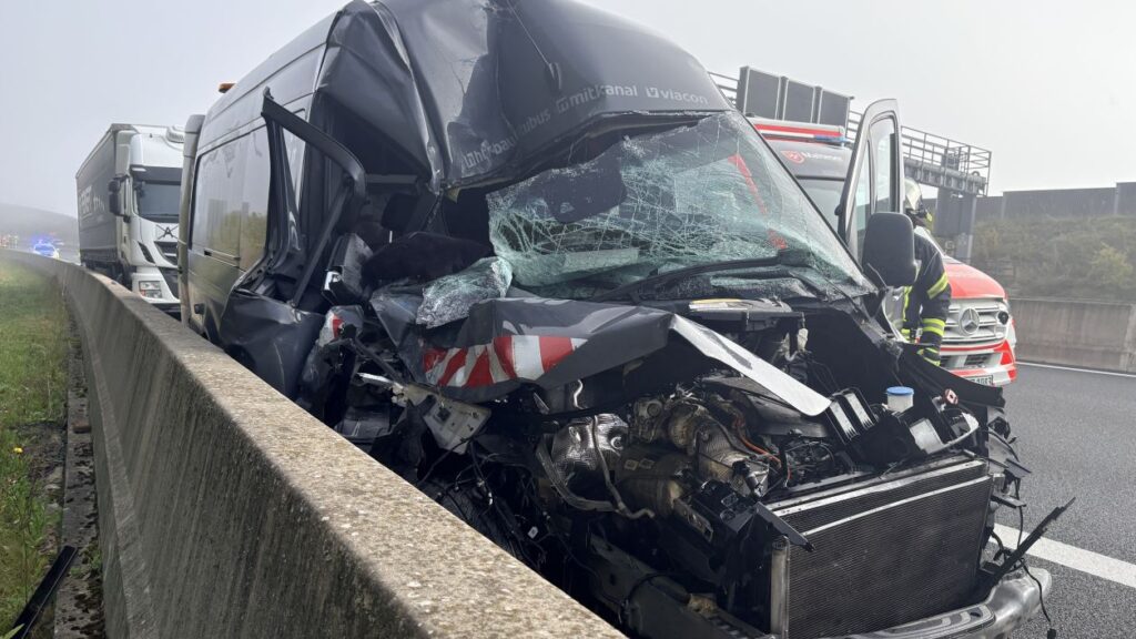 Sprinter kracht auf A49 bei Schwalmstadt nahezu ungebremst in Sattelzug Sprinter kracht auf A49 bei Schwalmstadt nahezu ungebremst in Sattelzug