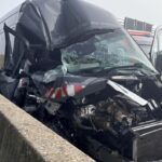 Sprinter kracht auf A49 bei Schwalmstadt nahezu ungebremst in Sattelzug