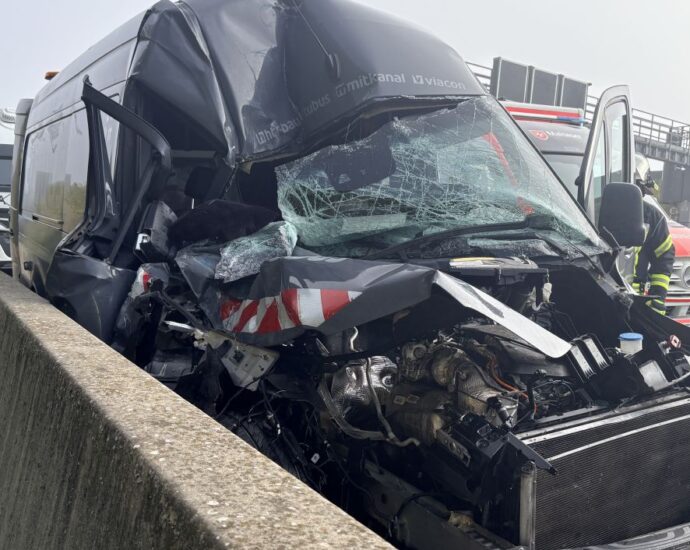 Sprinter kracht auf A49 bei Schwalmstadt nahezu ungebremst in Sattelzug
