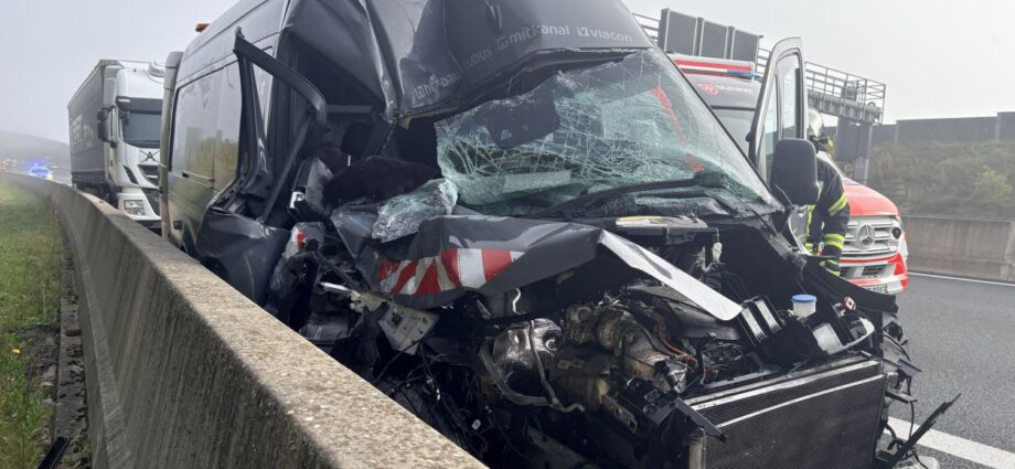 Sprinter kracht auf A49 bei Schwalmstadt nahezu ungebremst in Sattelzug Sprinter kracht auf A49 bei Schwalmstadt nahezu ungebremst in Sattelzug